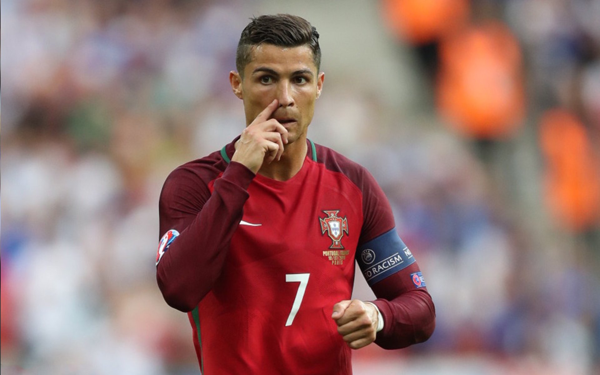 “飞盘争夺：三叉湖田径场上演极速空中对抗”